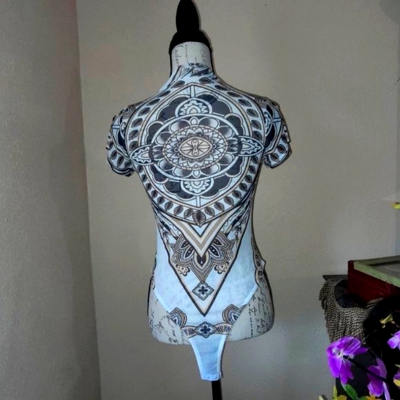 NWOT Mesh Artistic Design Bodysuit - Picture 6 of 7